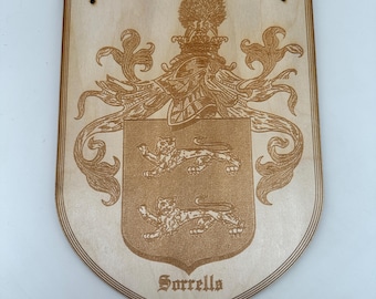 Könnte beinhalten: Eine Holzplakette mit einem Wappen, das zwei Löwen und einen Helmzier zeigt. Die Plakette ist mit dem Namen "Sorrells" graviert.
