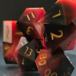 Rot und Schwarz - [A Dice Guy] Handmade RPG Sharp Edge Würfel Set | polyedrischen Dungeons&Dragons Fantasy Rollenspiel DnD custom