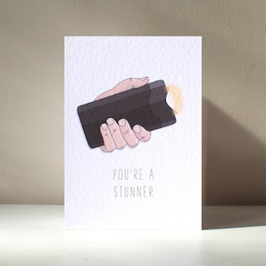 Sei una bellezza mozzafiato - Biglietto d'auguri di compleanno, anniversario, San Valentino, pistola stordente personalizzata in formato A6, Taser Babe, perfetto per 10 battute divertenti e sciocche.