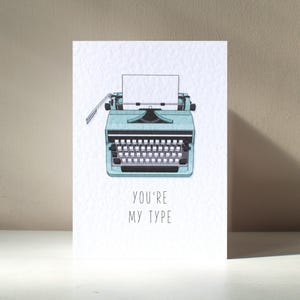 Eres mi tipo - Tarjeta de felicitación de cumpleaños y aniversario personalizada con máquina de escribir retro antigua, tamaño A6, con carta de amor, para nerd, juego de palabras divertido y atrevido.