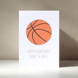 Diviértete - Tarjeta de felicitación de cumpleaños con texto en inglés "Happy Birthday Love", tamaño A6, personalizada, con un juego de palabras divertido y un jugador de baloncesto.