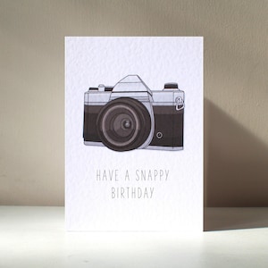 Snappy Birthday - Tarjeta de felicitación de cumpleaños personalizada con cámara digital DSLR, tamaño A6, para fotografía, viajes, fotos, selfies, juegos de palabras divertidos.