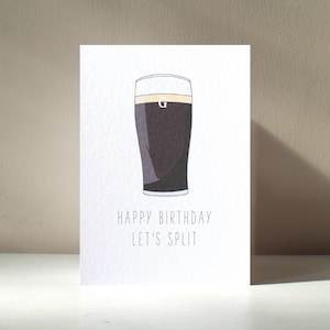 Split the G - Tarjeta de felicitación de cumpleaños con texto en inglés "Happy Birthday Love" (Feliz cumpleaños, amor) personalizada, tamaño A6, con texto en inglés "Split the G" (Dividir la cerveza negra, tamaño A6, divertido juego de palabras para beber alcohol)