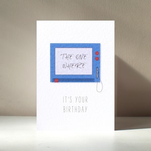 The One Where - A6 Desenho de mensagem de rabisco personalizado Arte de porta Amigos Sitcom Perk Trocadilho engraçado Feliz aniversário Amor Novo cartão de felicitações para casa