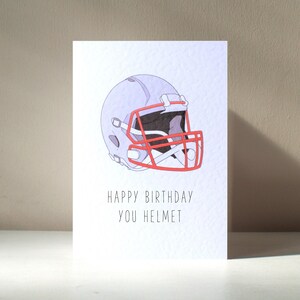 Casco - Tarjeta de felicitación personalizada tamaño A6 con texto en inglés "Fútbol americano NFL", juego de deportes, divertido juego de palabras grosero, feliz cumpleaños y amor.