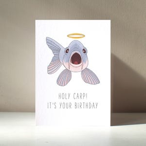 Carpa Sagrada - Tarjeta de felicitación A6 personalizada con diseño de pez, pesca, océano, mar, animal religioso, pescatariano, grosero, tonto, divertido, juego de palabras, feliz cumpleaños, amor.