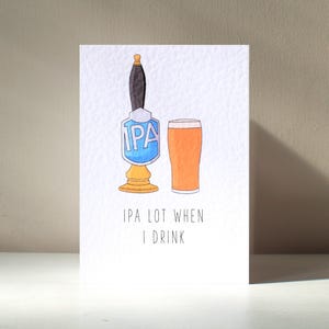 Pode incluir: Um cartão branco com uma torneira de cerveja azul e dourada e um copo de cerveja laranja. O texto no cartão diz "IPA lot when I drink."