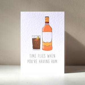 Il tempo vola quando bevi rum - Biglietto d'auguri di compleanno con cocktail personalizzato in formato A6, divertente gioco di parole sul bere alcolici.