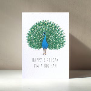 Gran fanático - Tarjeta de felicitación de cumpleaños con el nombre de amor, tamaño A6, personalizada, con el nombre de pavo real, colorido, animal, pájaro, baile, divertido juego de palabras