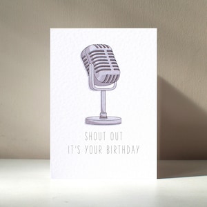 Shout Out - Biglietto d'auguri A6 personalizzato con microfono a goccia, cantante che canta musica, festa, festival, gioco di parole, anniversario, San Valentino, amore, compleanno