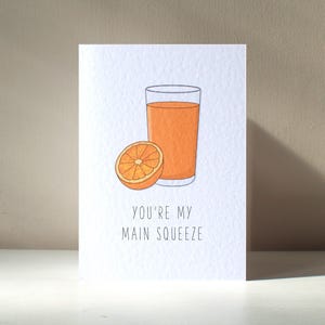 You're My Main Squeeze - A6 gepersonaliseerde sinaasappelsap ontbijt grappig drinken woordspeling Happy Birthday Love-wenskaart