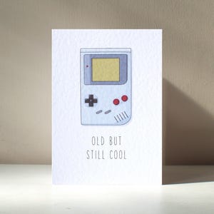 Antigo, mas legal - A6, jogo retrô antigo personalizado, console icônico, dispositivo nerd, atrevido, trocadilho engraçado, aniversário, amor, cartão de felicitações de aniversário
