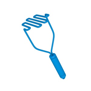 Puede incluir: Un machacador de patatas de metal azul con mango. El machacador tiene una forma curva y una serie de púas en la parte superior.