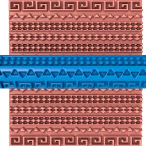 Pode incluir: Um rolo de pastelaria azul com um padrão repetido de triângulos e um design de chave grega. O rolo está sobre uma superfície rosa com um padrão repetido de triângulos, diamantes e chaves gregas.