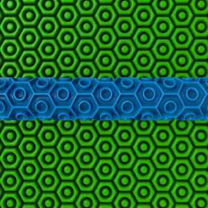 Pode incluir: Um rolo texturizado azul e verde com um padrão hexagonal. O rolo está rolando sobre uma superfície verde com um padrão hexagonal.