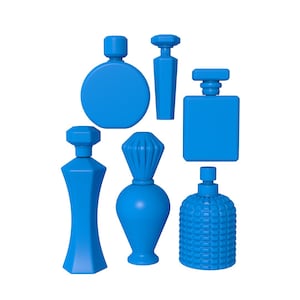 Op de afbeelding: Zes blauwe glazen parfumflesjes in verschillende vormen en maten.