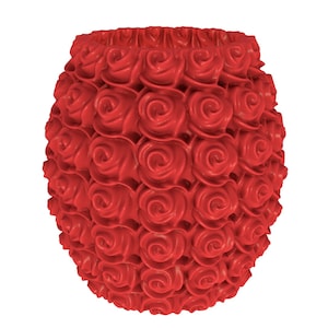 Pode incluir: Um vaso vermelho em forma de rosa feito de cerâmica. O vaso é coberto com um padrão de rosas vermelhas.
