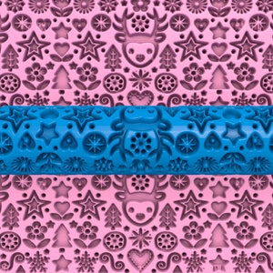 Könnte beinhalten: Eine blaue Teigrolle mit einem weihnachtlichen Design. Die Teigrolle hat verschiedene erhabene Designs, darunter Sterne, Schneeflocken, Rentiere und Bäume. Die Teigrolle rollt über eine rosa Oberfläche mit dem gleichen weihnachtlichen Design.