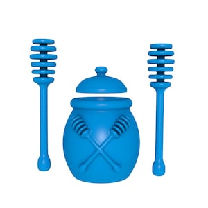 Puede incluir: Un tarro de miel de cerámica azul con tapa y dos cucharas de miel azules.