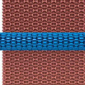 Pode incluir: Um rolo de pastelaria azul com um padrão de elo de corrente, rolando sobre uma superfície vermelha com um padrão de elo de corrente.