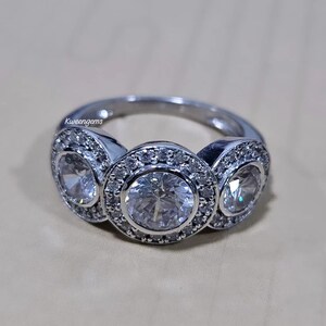 2.90 TCW Diamanten im Rundschliff Drei Stein Frauen Verlobungsring / 14K Weißgold oder Silber Hochzeit Brautring / Zarter Halo Moissanit Ring Bild 4