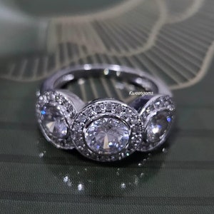 2.90 TCW Diamanten im Rundschliff Drei Stein Frauen Verlobungsring / 14K Weißgold oder Silber Hochzeit Brautring / Zarter Halo Moissanit Ring