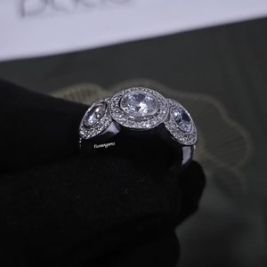 2.90 TCW Diamanten im Rundschliff Drei Stein Frauen Verlobungsring / 14K Weißgold oder Silber Hochzeit Brautring / Zarter Halo Moissanit Ring Bild 3