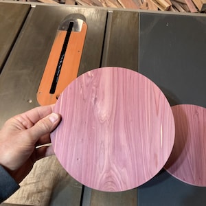 Cedro vermelho oriental aromático, duas tábuas circulares, 1/4” de espessura x 8” de diâmetro cada.