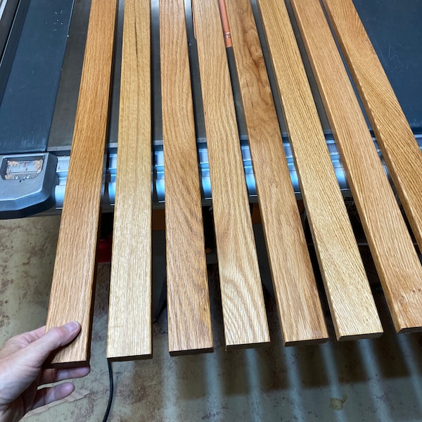 Listones de roble rojo, 8 piezas de 3/4” x 2” x 48”, superficie cepillada, bordes redondeados, con acabado de barniz marino.