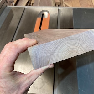 Półfabrykat z czarnego orzecha, o wymiarach około 1-3/4"” x 5-3/4” x 18”, strugany na powierzchni, wykonywany na zamówienie. Dostępne są również niestandardowe wymiary.