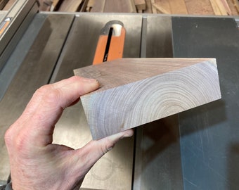 Półfabrykat z czarnego orzecha, o wymiarach około 1-3/4&quot;” x 5-3/4” x 18”, strugany na powierzchni, wykonywany na zamówienie. Dostępne są również niestandardowe wymiary.
