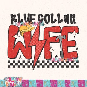 Puede incluir: Un dise&ntilde;o gr&aacute;fico con las palabras "BLUE COLLAR WIFE" en negro y rojo. La palabra "WIFE" est&aacute; en letras rojas grandes con un casco amarillo y un martillo. Un rayo a cuadros rojo y blanco est&aacute; en el medio de "WIFE".