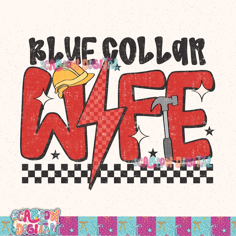 Puede incluir: Un dise&ntilde;o gr&aacute;fico con las palabras "BLUE COLLAR WIFE" en negro y rojo. La palabra "WIFE" est&aacute; en letras rojas grandes con un casco amarillo y un martillo. Un rayo a cuadros rojo y blanco est&aacute; en el medio de "WIFE".