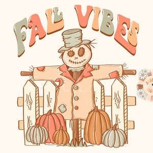 Op de afbeelding: Een cartoon-vogelverschrikker met een rode strik en een bruine hoed staat voor een wit hek. De vogelverschrikker is omringd door pompoenen en pompoenen. De tekst "FALL VIBES" staat in een kleurrijk lettertype boven de vogelverschrikker.