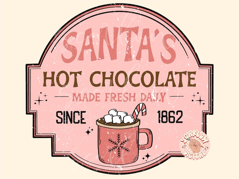 Op de afbeelding: Een roze en bruin vintage-stijl bord met de tekst "Santa's Hot Chocolate - Made Fresh Daily - Since 1862". Naast de tekst is een rode mok met marshmallows en een snoepstok afgebeeld.