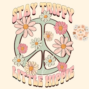 K&ouml;nnte beinhalten: Ein Peace-Zeichen mit gr&uuml;nem Umriss und rosa und wei&szlig;en Blumen drumherum. Der Text "Stay Trippy Little Hippie" ist in einer Retro-Schrift geschrieben.