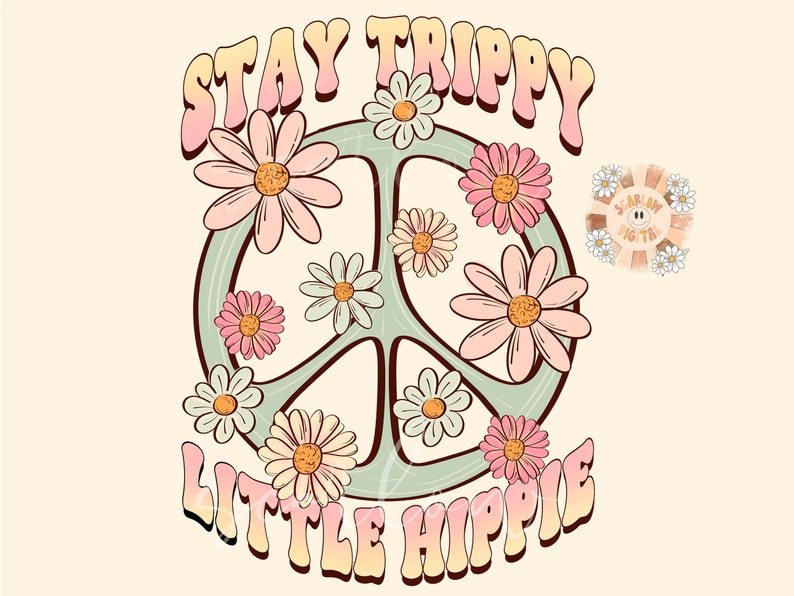 K&ouml;nnte beinhalten: Ein Peace-Zeichen mit gr&uuml;nem Umriss und rosa und wei&szlig;en Blumen drumherum. Der Text "Stay Trippy Little Hippie" ist in einer Retro-Schrift geschrieben.