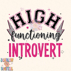 Könnte beinhalten: Schwarzes und pinkfarbenes Grafikdesign mit dem Text "HIGH functioning INTROVERT." Der Text ist in einer fetten, klobigen Schriftart mit weißem Umriss. Auf jeder Seite des Textes befinden sich kleine weiße Sterne und ein schwarz-weißer Blitz mit einem karierten Muster.