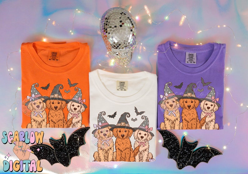 K&ouml;nnte beinhalten: Drei wei&szlig;e T-Shirts mit einem Halloween-Motiv, das drei Golden Retriever zeigt, die Hexenh&uuml;te und Schleifen tragen. Die Shirts werden auf einem lila und rosa Hintergrund mit einer Discokugel pr&auml;sentiert.