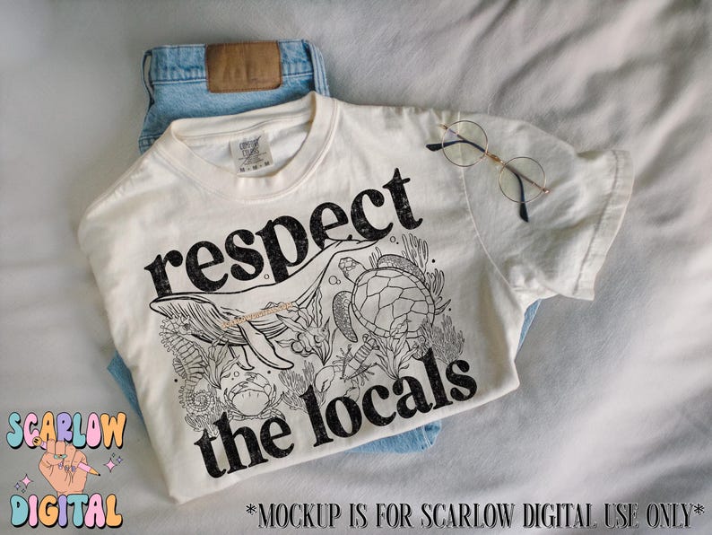 K&ouml;nnte beinhalten: Ein wei&szlig;es T-Shirt mit einem schwarzen Grafikdesign aus einem Wal, einer Meeresschildkr&ouml;te und einem Korallenriff. Der Text "respect the locals" ist in Schwarz auf das Shirt gedruckt.