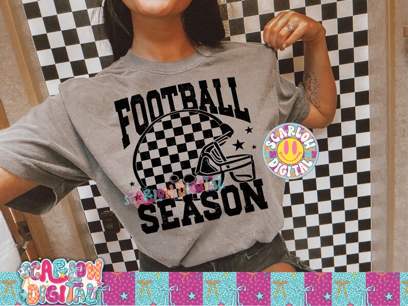 Pode incluir: Uma camiseta cinza com um gr&aacute;fico de capacete de futebol xadrez em preto e branco e as palavras "FOOTBALL SEASON". A camisa tamb&eacute;m tem um logotipo circular colorido com um rosto sorridente e as palavras "SCARLOW DIGITAL".