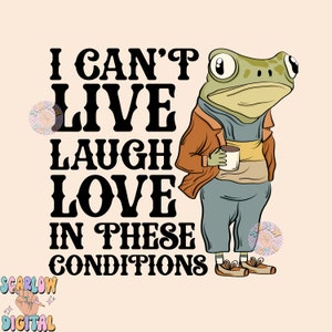 Può includere: Una rana di cartone animato con una giacca marrone, jeans blu e una camicia gialla tiene una tazza di caffè. Il testo "I can't live laugh love in these conditions" è scritto in lettere nere.