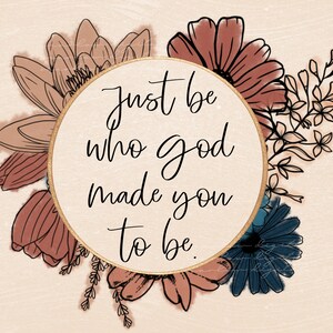 Può includere: Uno sfondo beige con una ghirlanda di fiori che circonda un cerchio con il testo "Just be who god made you to be."