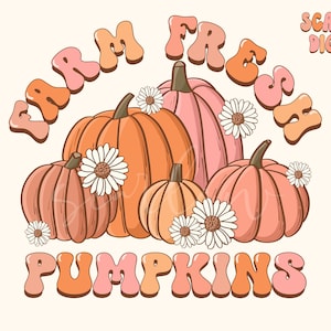 Puede incluir: Gráfico de Farm Fresh Pumpkins con una fuente retro. El gráfico presenta cinco calabazas en tonos naranja y rosa con margaritas blancas.