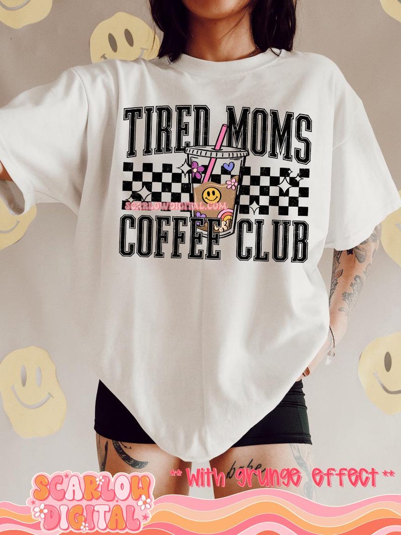 K&ouml;nnte beinhalten: Wei&szlig;es T-Shirt mit schwarz-wei&szlig;em Karomuster und dem Text "Tired Moms Coffee Club" in Schwarz. In der Mitte des Designs befindet sich eine Comic-Kaffeetasse mit einem rosa Strohhalm und bunten Verzierungen.