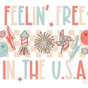 Op de afbeelding: Een grafisch ontwerp met de tekst "Feelin' Free in the U.S.A." in rood, blauw en beige. Het ontwerp heeft een geruite achtergrond met verschillende illustraties, waaronder zonnebrillen, bliksemschichten, vuurwerk, een windmolen en smiley-gezichten.
