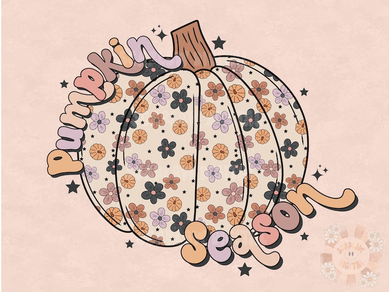 Pu&ograve; includere: Un'illustrazione stilizzata di una zucca con un motivo floreale. La zucca &egrave; circondata dalle parole "pumpkin season" in un font retr&ograve;.