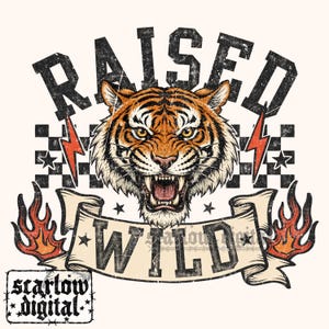 Op de afbeelding: Een grafisch ontwerp met een grommende tijgerkop boven een banier met de tekst WILD. Het woord RAISED is in een boog boven de tijger geplaatst. Het ontwerp bevat een zwart-wit geblokt patroon, rode bliksemschichten en oranje vlammen.