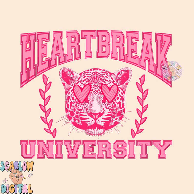Pu&ograve; includere: Progettazione grafica rosa con il testo "Heartbreak University" in un carattere in grassetto. Un giaguaro rosa con cuori per occhi &egrave; al centro del design.