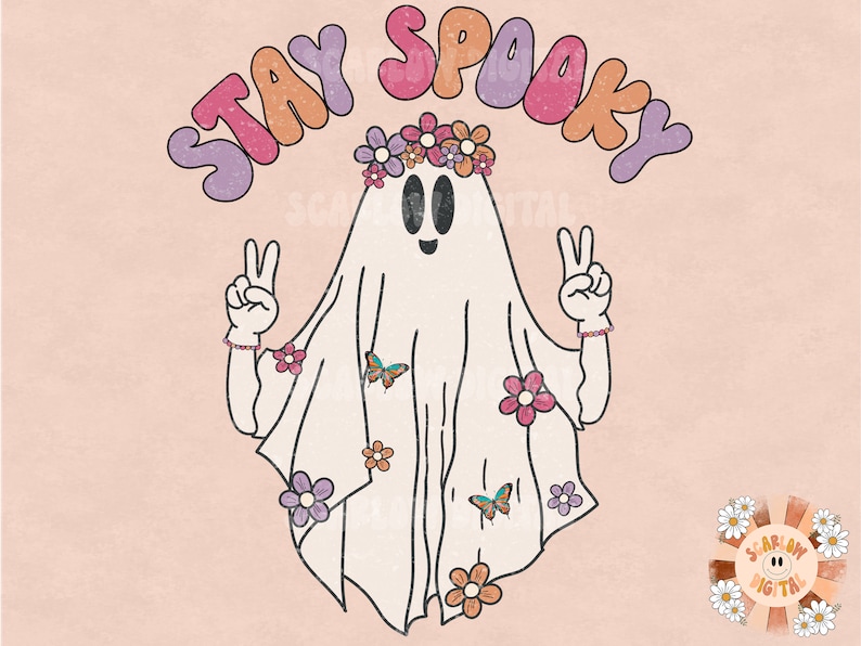Pu&ograve; includere: Un fantasma bianco con una corona di fiori e segni di pace, che indossa un lenzuolo bianco con farfalle e fiori. Il testo "STAY SPOOKY" &egrave; sopra il fantasma in colori arcobaleno.